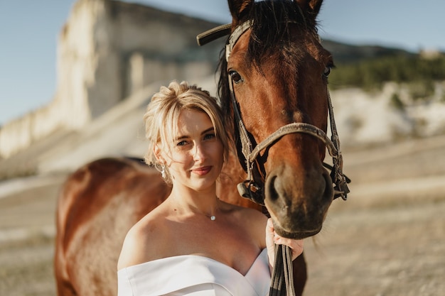 Retrato de una bella novia con caballo