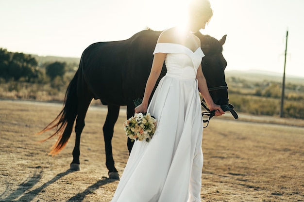 Retrato de una bella novia con caballo