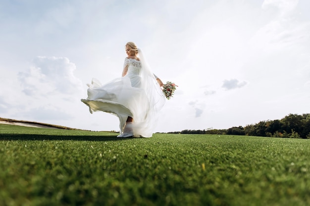 Retrato de una bella novia en la naturaleza