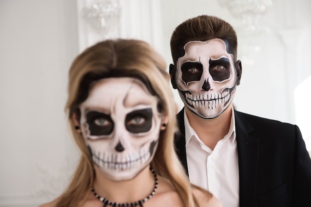 Retrato de una bella pareja en trajes medievales con vampiro