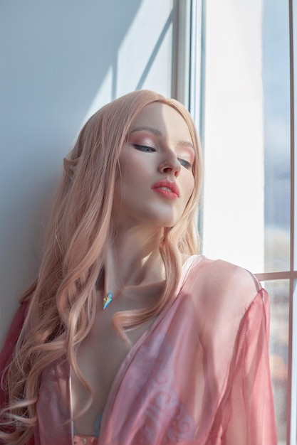 Retrato de belleza de anime princesa elfa mujer con cabello rosado en ropa interior Fabuloso aspecto mágico hermoso maquillaje rosa Rim corona en la cabeza de una mujer