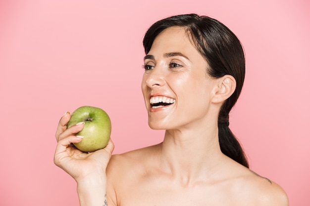 Retrato de belleza de una atractiva joven mujer en topless feliz que se encuentran aisladas, sosteniendo gree apple