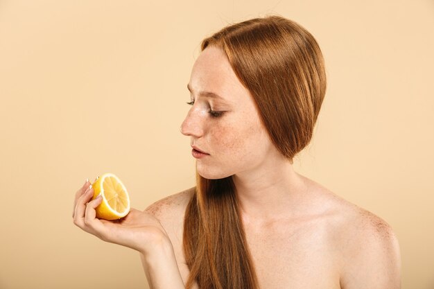 Retrato de belleza de una atractiva joven pelirroja en topless