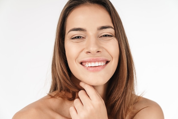 Retrato de belleza de una atractiva joven sonriente en topless de pie