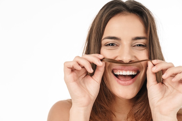 Retrato de belleza de una atractiva joven sonriente en topless de pie