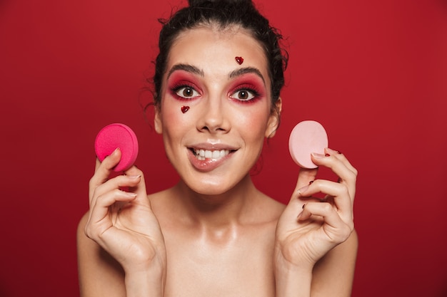 Retrato de belleza de una atractiva joven en topless con maquillaje que se encuentran aisladas