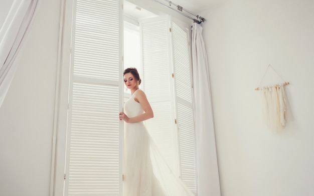 Retrato de la belleza de la boda de la moda de la novia que lleva