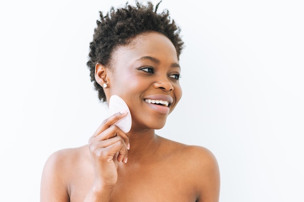 Retrato de belleza de una hermosa joven afroamericana con una piedra de cuarzo rosa en las manos