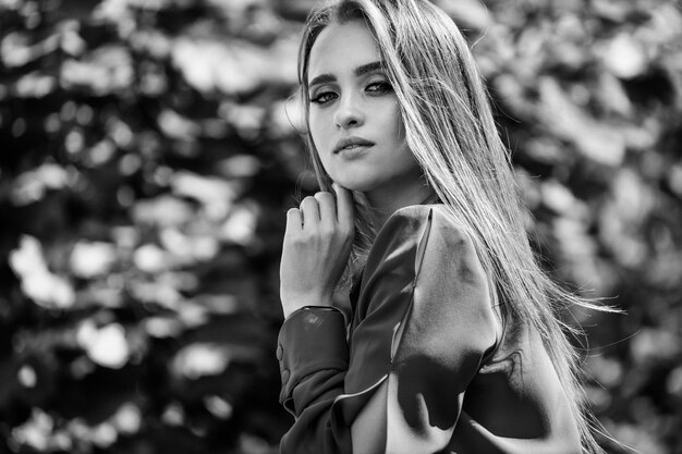 Retrato de belleza de una hermosa joven con cabello largo y recto volador