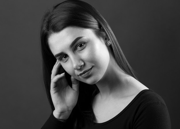 Retrato de belleza de una hermosa joven morena. Fotografía en blanco y negro.