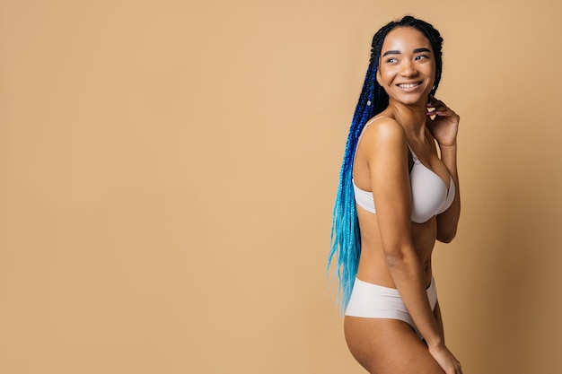 Retrato de belleza de hermosa mujer negra con ropa interior de lencería