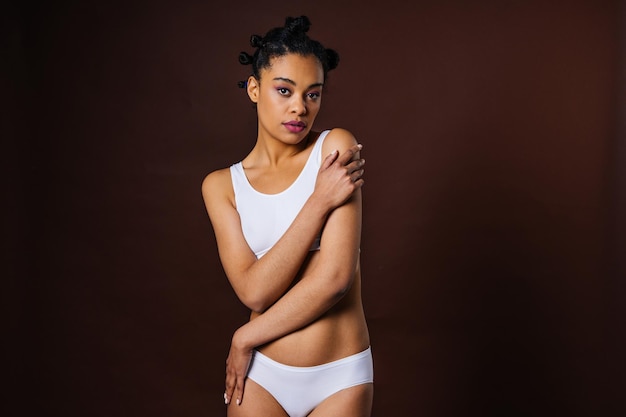 Foto retrato de belleza de hermosa mujer negra con ropa interior de lencería