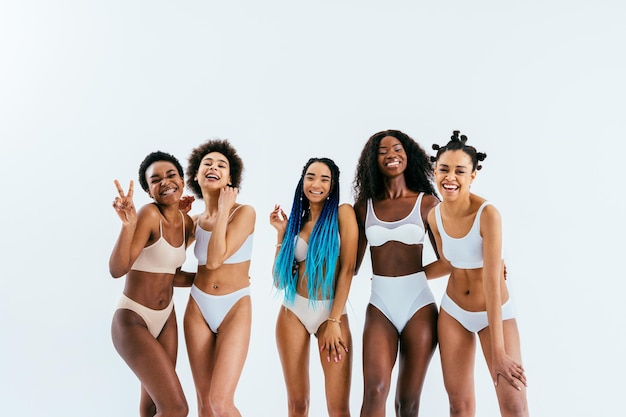 Retrato de belleza de hermosas mujeres negras con ropa interior de lencería Mujeres jóvenes bastante africanas posando en conceptos de estudio sobre cosmetología de belleza y diversidad