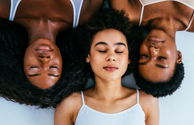 Foto retrato de belleza de hermosas mujeres negras con ropa interior de lencería mujeres jóvenes bastante africanas posando en conceptos de estudio sobre cosmetología de belleza y diversidad