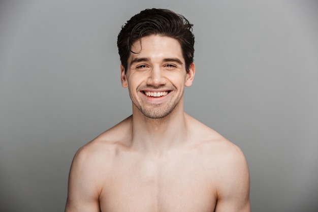 Retrato de belleza de joven medio desnudo riendo