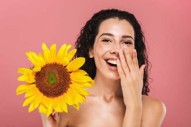 Retrato de belleza de una joven mujer en topless riendo