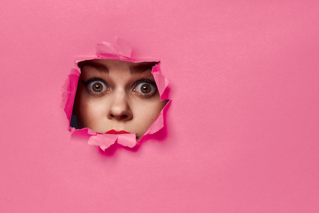 Foto retrato de belleza de moda de mujer de partes de papel de colores rasgadas de la cara