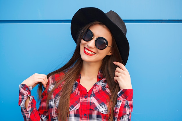 Retrato de belleza moda sonriente hipster chica con sombrero y gafas de sol