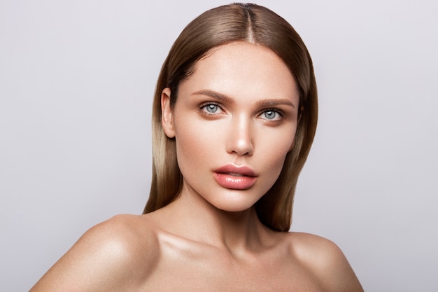 Retrato de belleza de modelo con maquillaje natural
