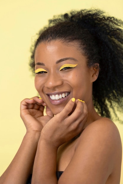 Foto retrato de belleza de mujer afro con maquillaje étnico