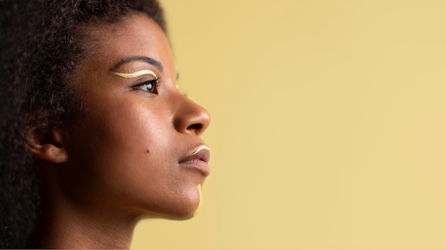 Foto retrato de belleza de mujer afro con maquillaje étnico