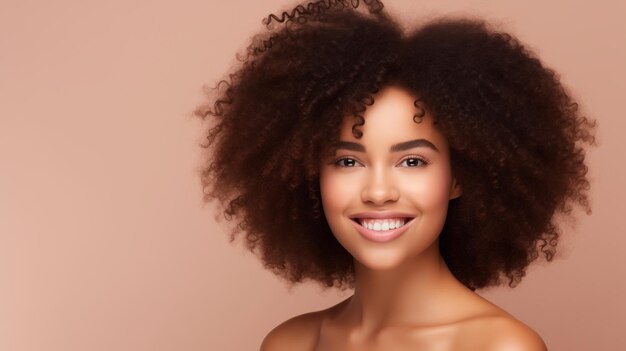 Retrato de belleza de una mujer afroamericana con cabello largo y rizado maquillaje natural de niña sonrisa feliz