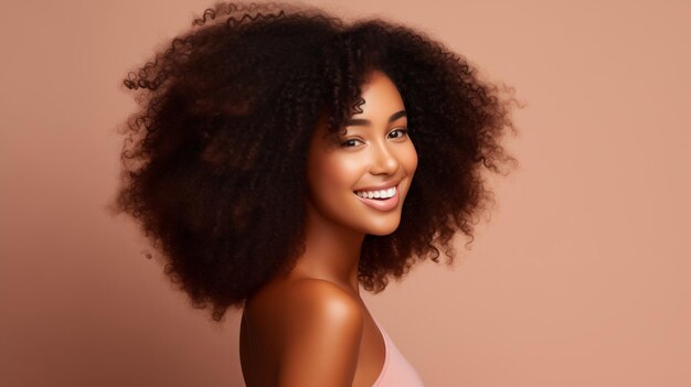 Foto retrato de belleza de una mujer afroamericana con cabello largo y rizado maquillaje natural de niña sonrisa feliz