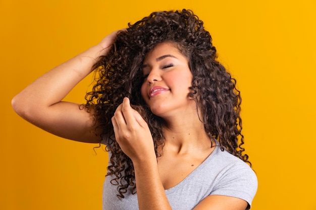 Retrato de belleza de mujer afroamericana con peinado afro y maquillaje glamoroso Mujer brasileña Cabello rizado Peinado