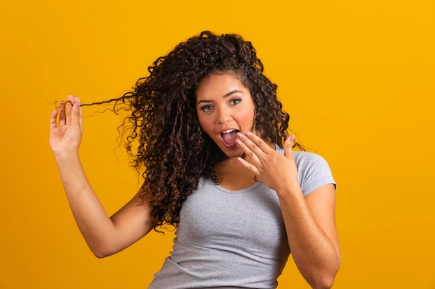 Retrato de belleza de mujer afroamericana con peinado afro y maquillaje glamoroso Mujer brasileña Cabello rizado Peinado