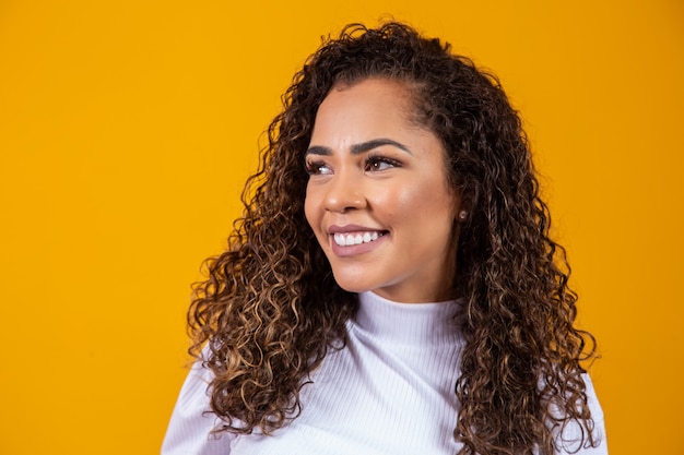 Retrato de belleza de mujer afroamericana con peinado afro y maquillaje glamour.