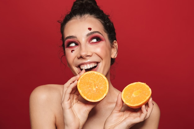 Foto retrato de belleza de una mujer joven atractiva con maquillaje que se encuentran aisladas