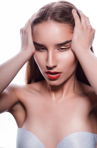 Retrato de belleza de mujer joven expresiva con piel limpia y labios rojos