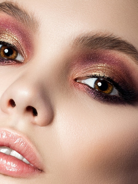 Retrato de belleza de mujer joven con ojos ahumados modernos. Piel perfecta y maquillaje a la moda. Sensualidad, concepto de cosmetología y maquillaje lujoso de moda.