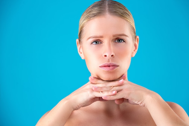 Retrato de belleza de mujer joven tocando su rostro