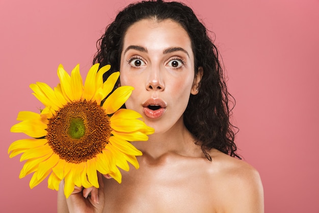 Retrato de belleza de una mujer joven en topless emocionada