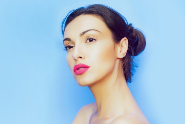 Retrato de belleza de mujer con labios rosados