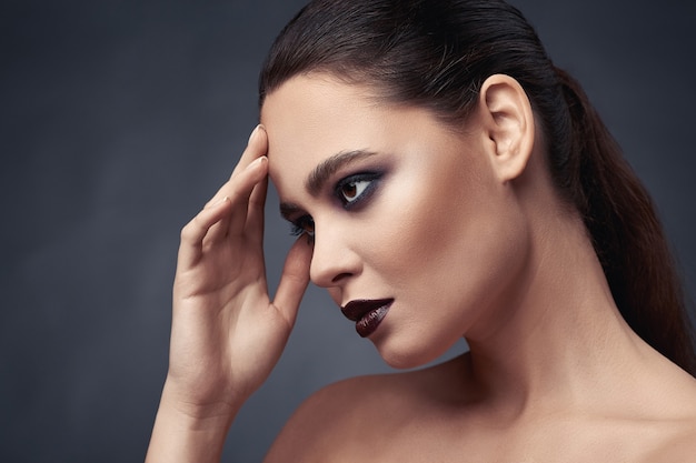 Foto retrato de belleza de mujer con maquillaje de ojos ahumados