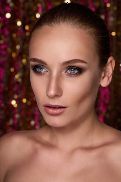 Retrato de belleza de una mujer modelo de alta moda en coloridas luces de neón brillantes posando