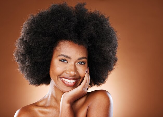 Retrato de belleza de mujer negra con cuidado del cabello para el cuidado de la piel y satisfecha con maquillaje natural de cosméticos faciales o rutina de spa afro Tratamiento de bienestar para el cabello saludable en el salón y rostro modelo con brillo facial