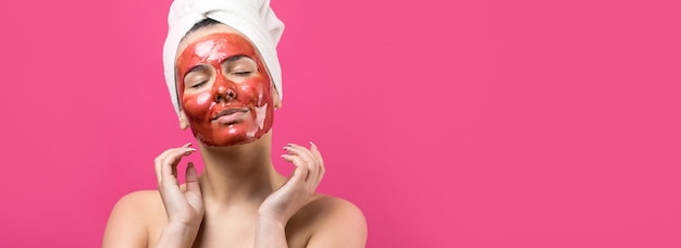 Retrato de belleza de mujer en toalla blanca en la cabeza con máscara nutritiva dorada en la cara Cuidado de la piel limpieza eco cosmética orgánica spa relax concepto