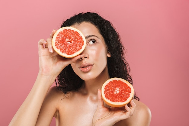 Retrato de belleza de una mujer en topless bastante joven