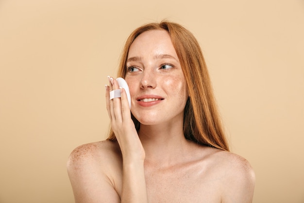 Retrato de belleza de una mujer en topless pelirroja joven sonriente