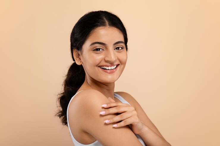 Foto retrato de belleza natural de una joven india alegre con una piel hermosa