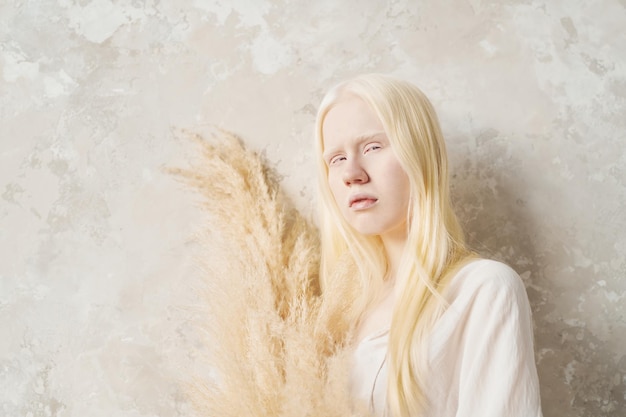 Retrato de belleza natural de niña albina con ramo de flores secas
