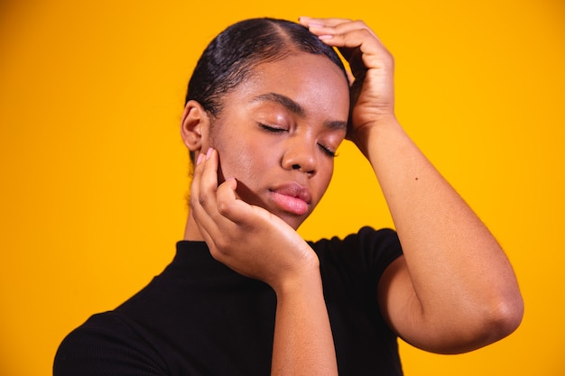 Retrato de belleza de niña afroamericana. Hermosa mujer negra. Cosmética, maquillaje y moda