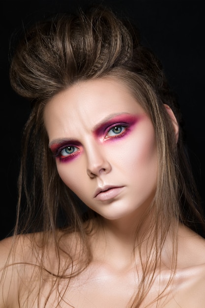 Retrato de belleza de niña bonita con maquillaje de moda. Maquillaje moderno de ojos ahumados