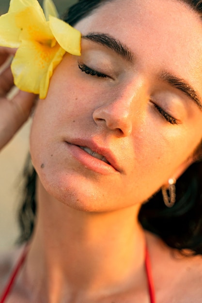 Retrato de belleza de niña con flor amarilla después del procedimiento de spa.