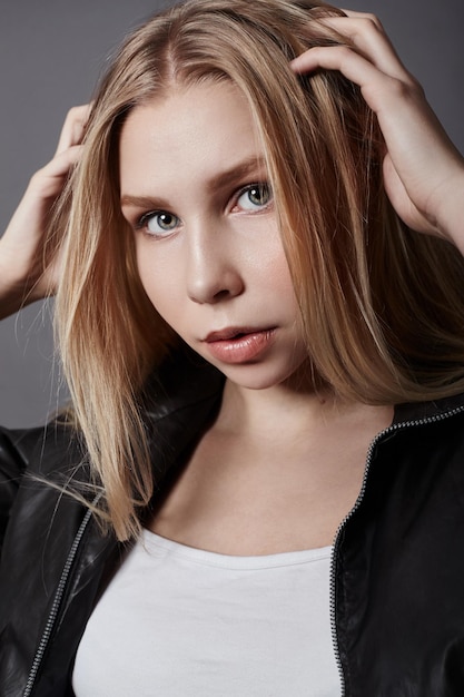 Retrato de belleza de una niña con un hermoso cabello largo y ojos de primer plano. Piel limpia natural, hermosa sonrisa. Rusia, Sverdlovsk, 1 de diciembre de 2018