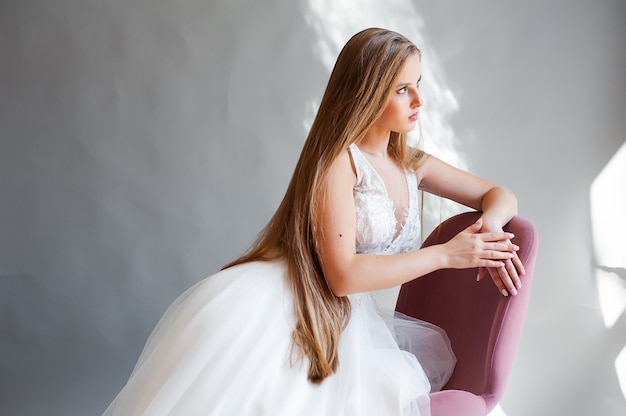 Retrato de belleza de novia rubia con vestido de novia de moda