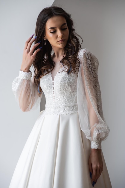 Retrato de belleza de novia con vestido de novia con falda voluminosa foto de estudio